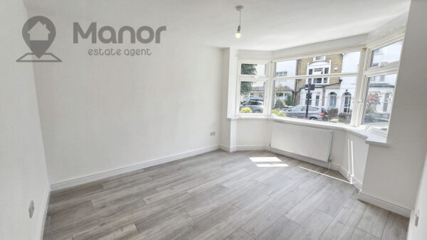 Queens Grove Road, Chingford, E4 7BT