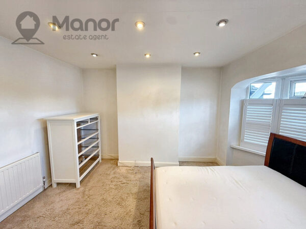 Stradbroke Grove, Clayhall, IG5 0DH