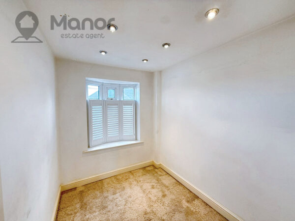 Stradbroke Grove, Clayhall, IG5 0DH