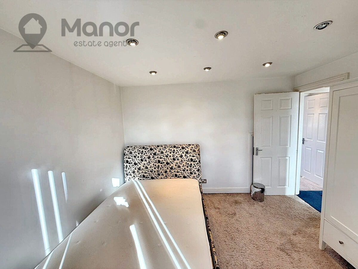 Stradbroke Grove, Clayhall, IG5 0DH