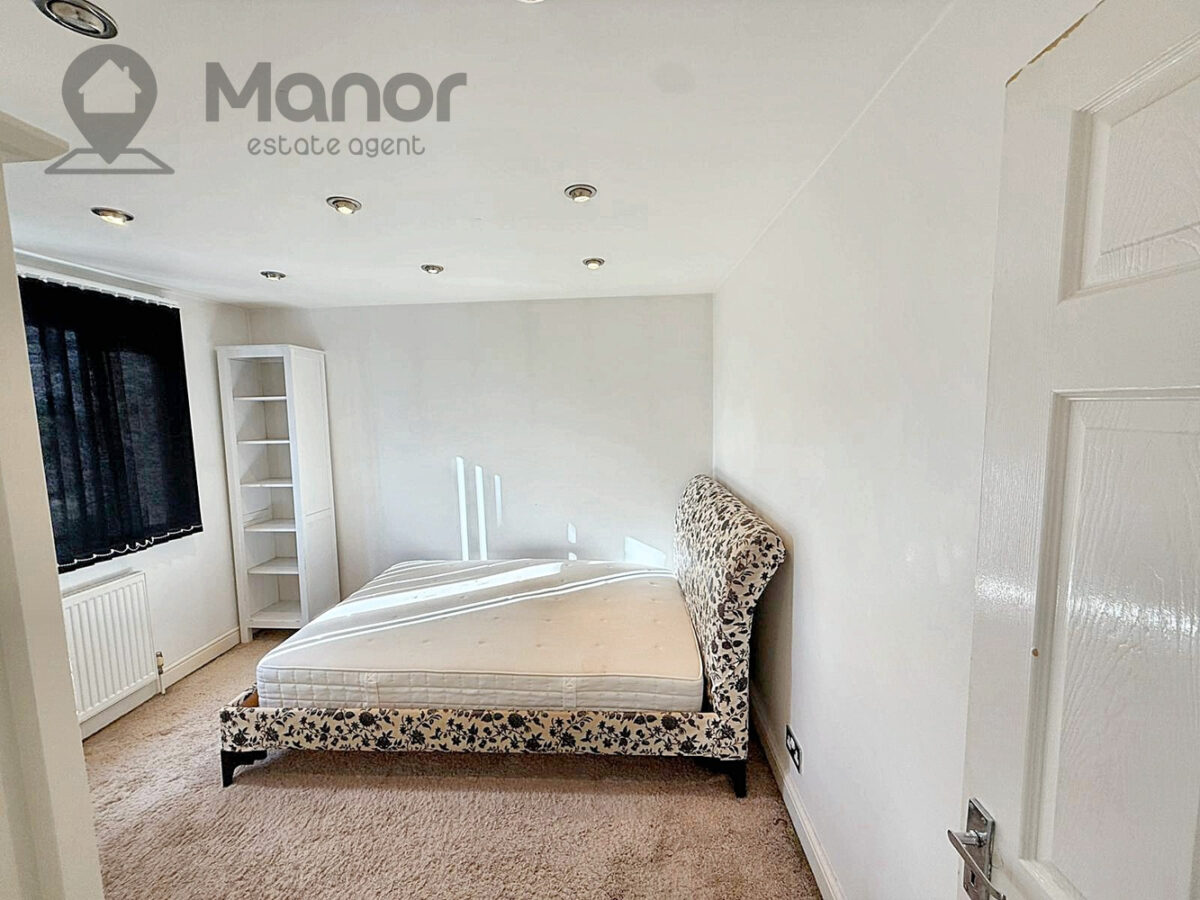 Stradbroke Grove, Clayhall, IG5 0DH