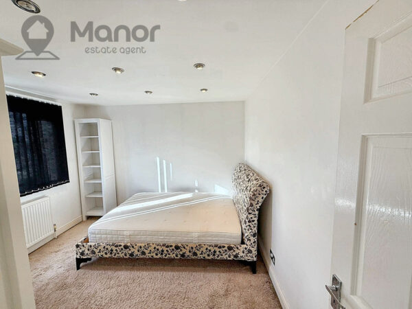 Stradbroke Grove, Clayhall, IG5 0DH