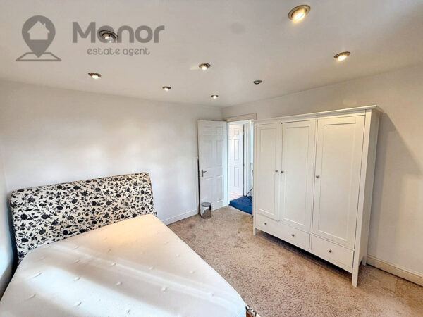 Stradbroke Grove, Clayhall, IG5 0DH