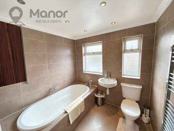 Stradbroke Grove, Clayhall, IG5 0DH