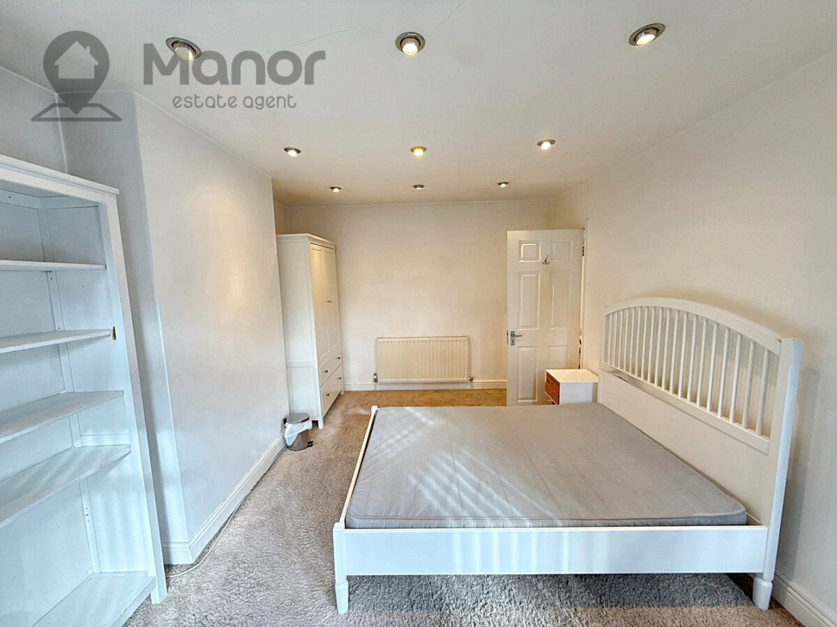 Stradbroke Grove, Clayhall, IG5 0DH