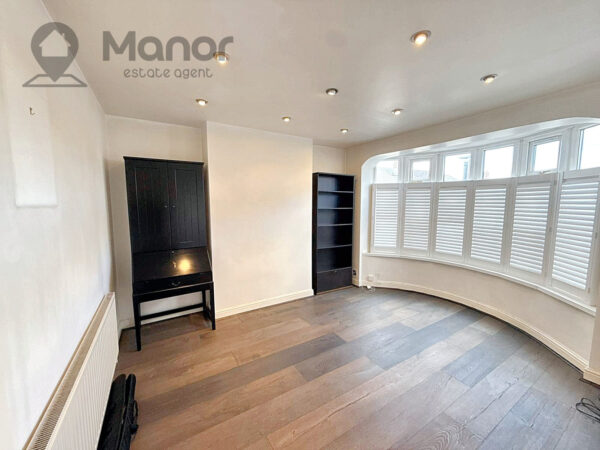 Stradbroke Grove, Clayhall, IG5 0DH