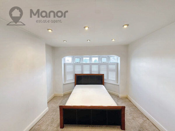 Stradbroke Grove, Clayhall, IG5 0DH