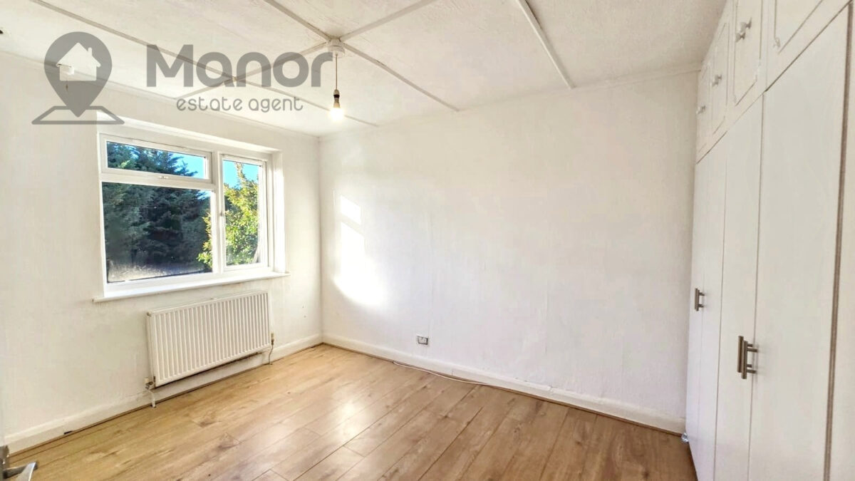 Rushden Gardens, Clayhall, IG5 0BN