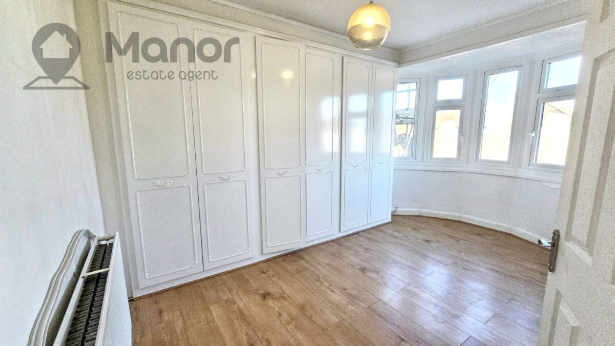 Rushden Gardens, Clayhall, IG5 0BN