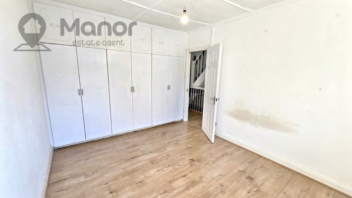 Rushden Gardens, Clayhall, IG5 0BN