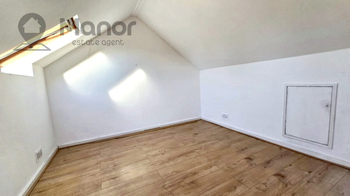 Rushden Gardens, Clayhall, IG5 0BN