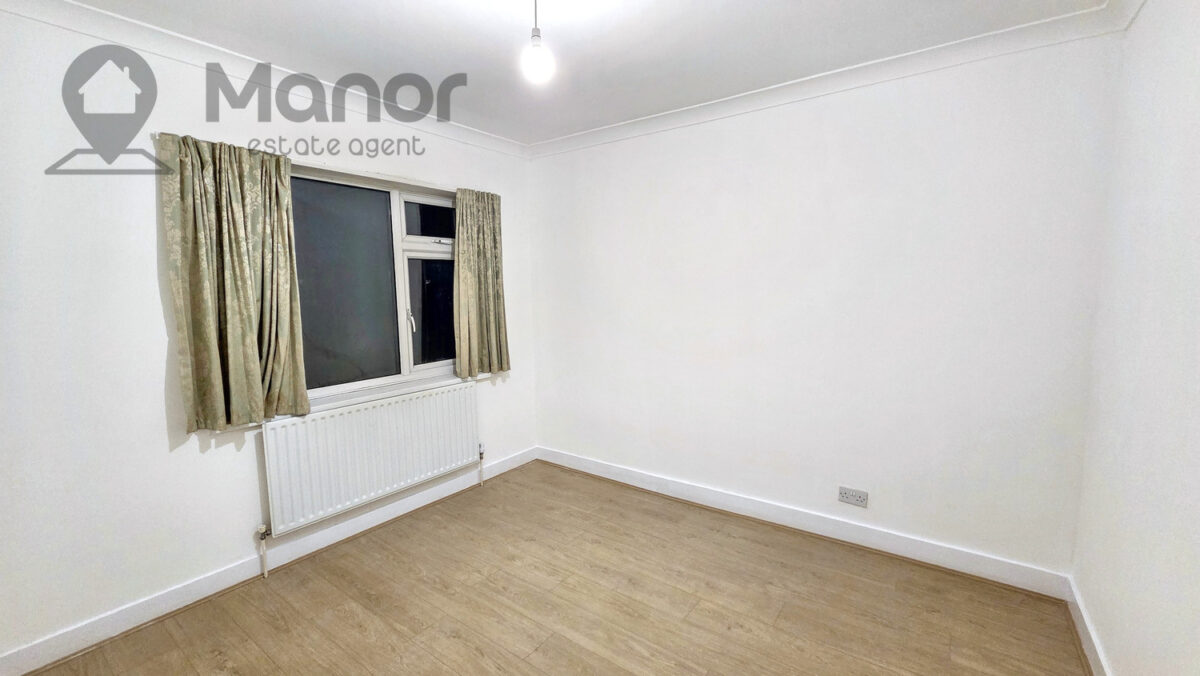 Whites Avenue, Newbury Park, IG2 7PJ