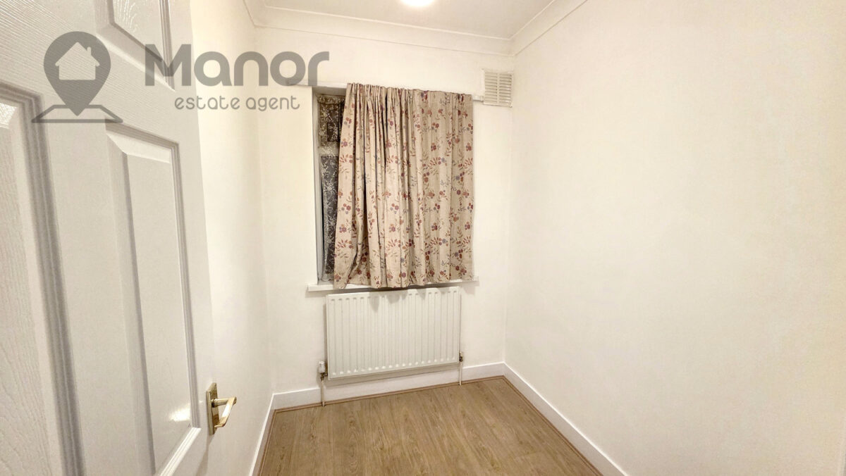 Whites Avenue, Newbury Park, IG2 7PJ