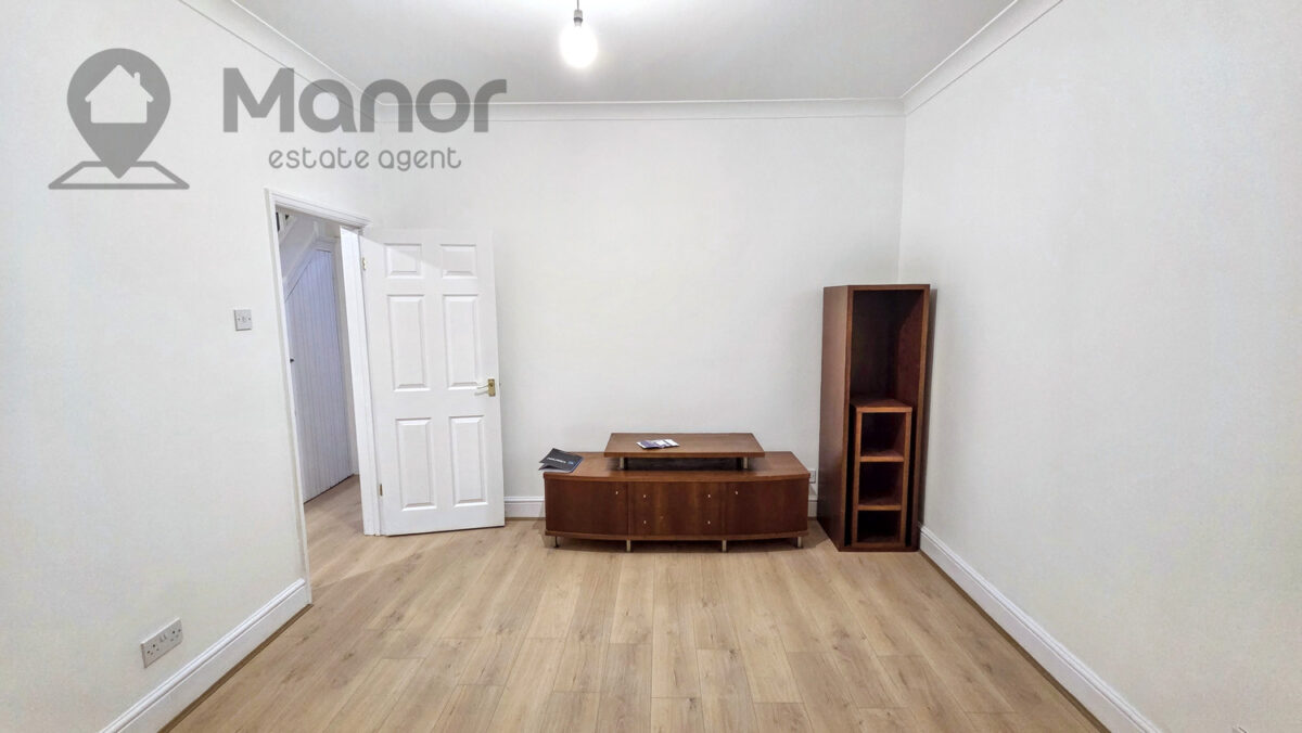 Whites Avenue, Newbury Park, IG2 7PJ