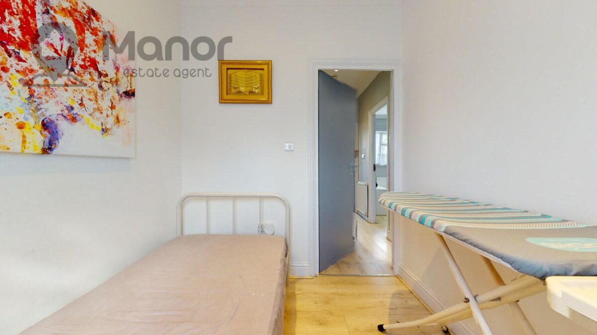 Ashurst Drive, Gants Hill, IG2 6SB