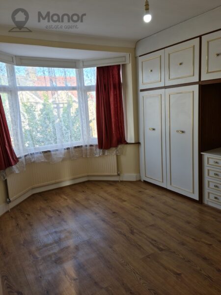 Kings Avenue, Chadwell Heath, RM6 6BD