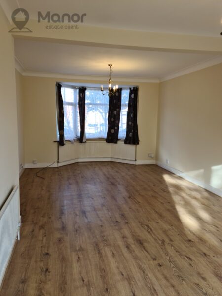 Kings Avenue, Chadwell Heath, RM6 6BD