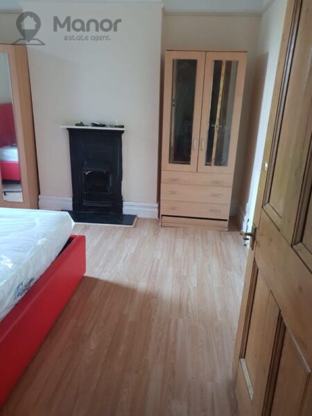 Whalebone Lane North, Chadwell Heath, RM6 6RJ