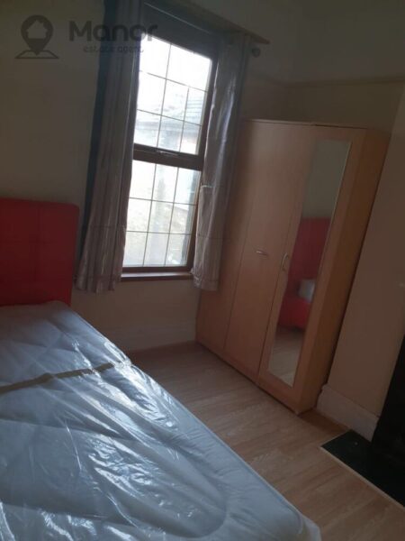 Whalebone Lane North, Chadwell Heath, RM6 6RJ