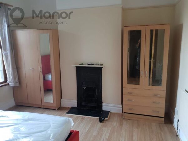 Whalebone Lane North, Chadwell Heath, RM6 6RJ