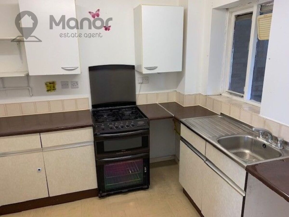 Avenue Road, Romford, RM6 4JE