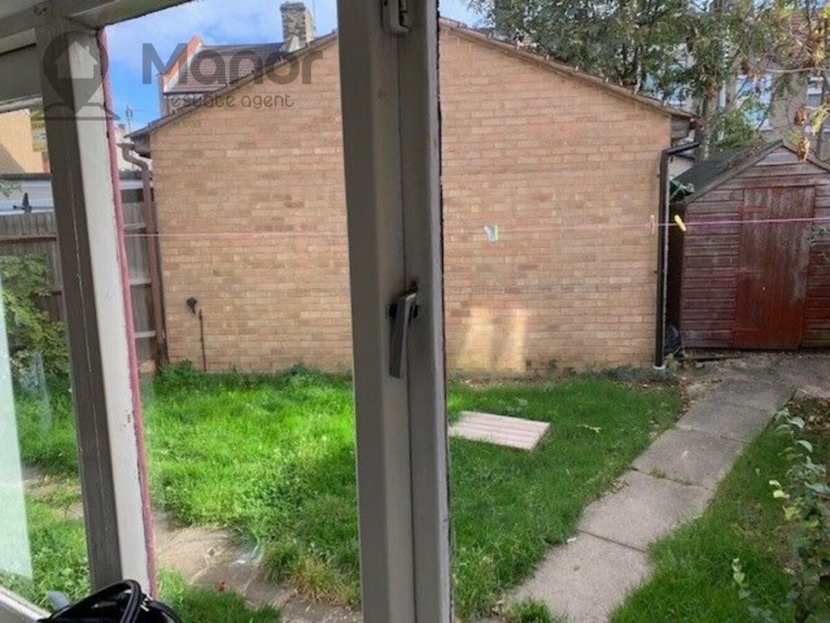 Avenue Road, Romford, RM6 4JE