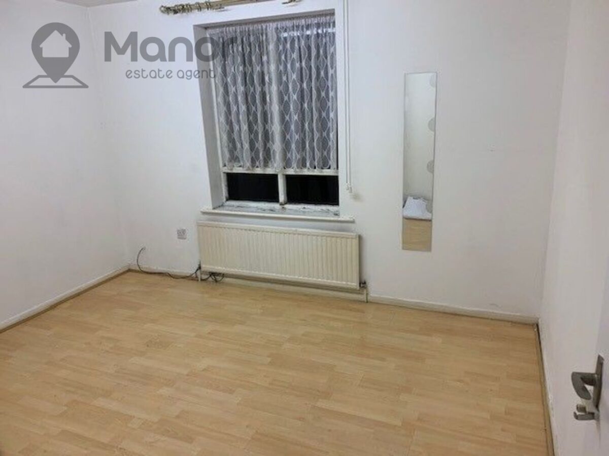 Avenue Road, Romford, RM6 4JE