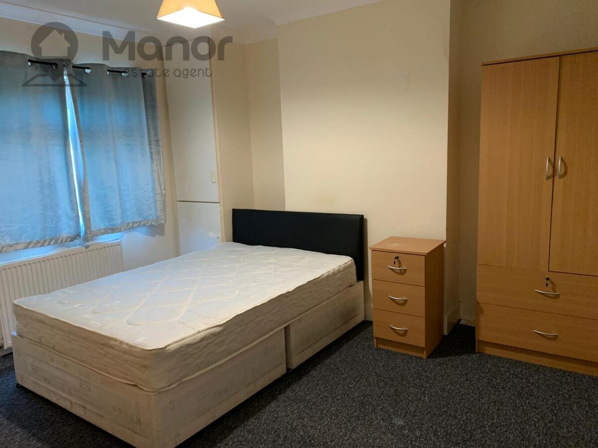 Woodlands Avenue, Chadwell Heath, RM6 6EA