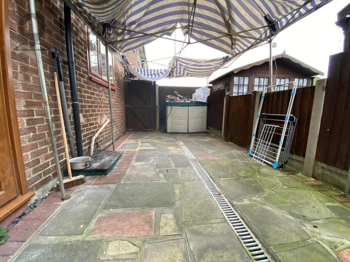 Porters Avenue, Dagenham, RM8 2EG