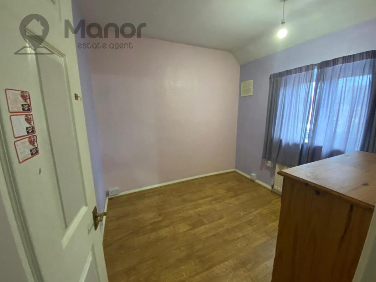 Porters Avenue, Dagenham, RM8 2EG