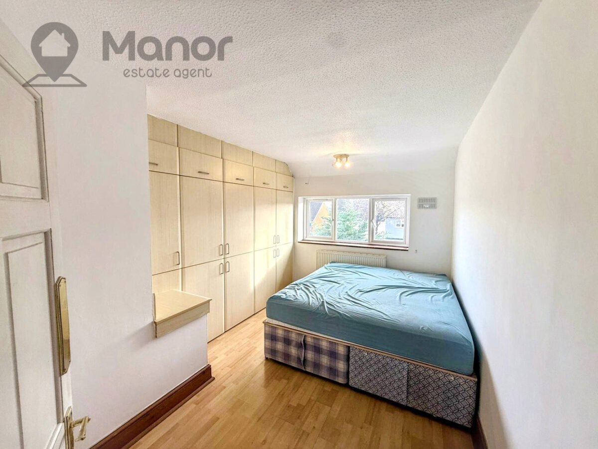 Barnstaple Road, Romford, RM3 7TH