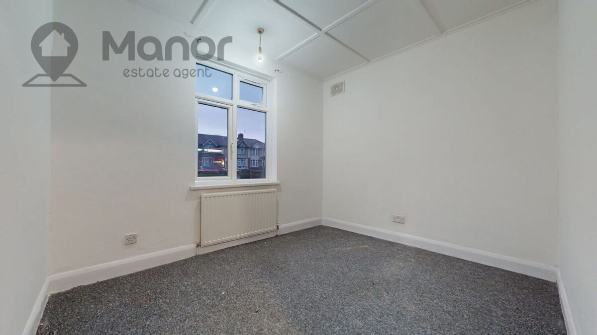 Eastern Avenue, Ilford, IG2 7SD