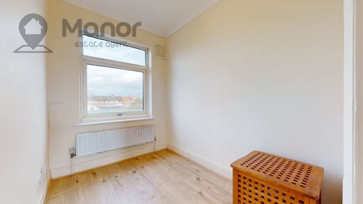 Holmesdale, Waltham Cross, EN8 8RA