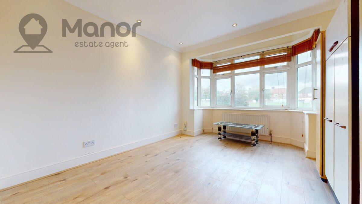 Holmesdale, Waltham Cross, EN8 8RA