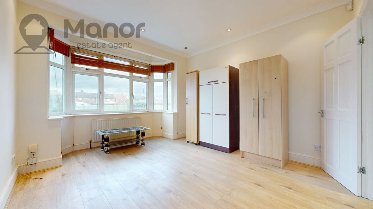 Holmesdale, Waltham Cross, EN8 8RA