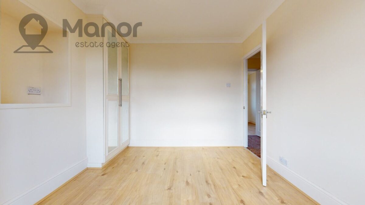 Holmesdale, Waltham Cross, EN8 8RA