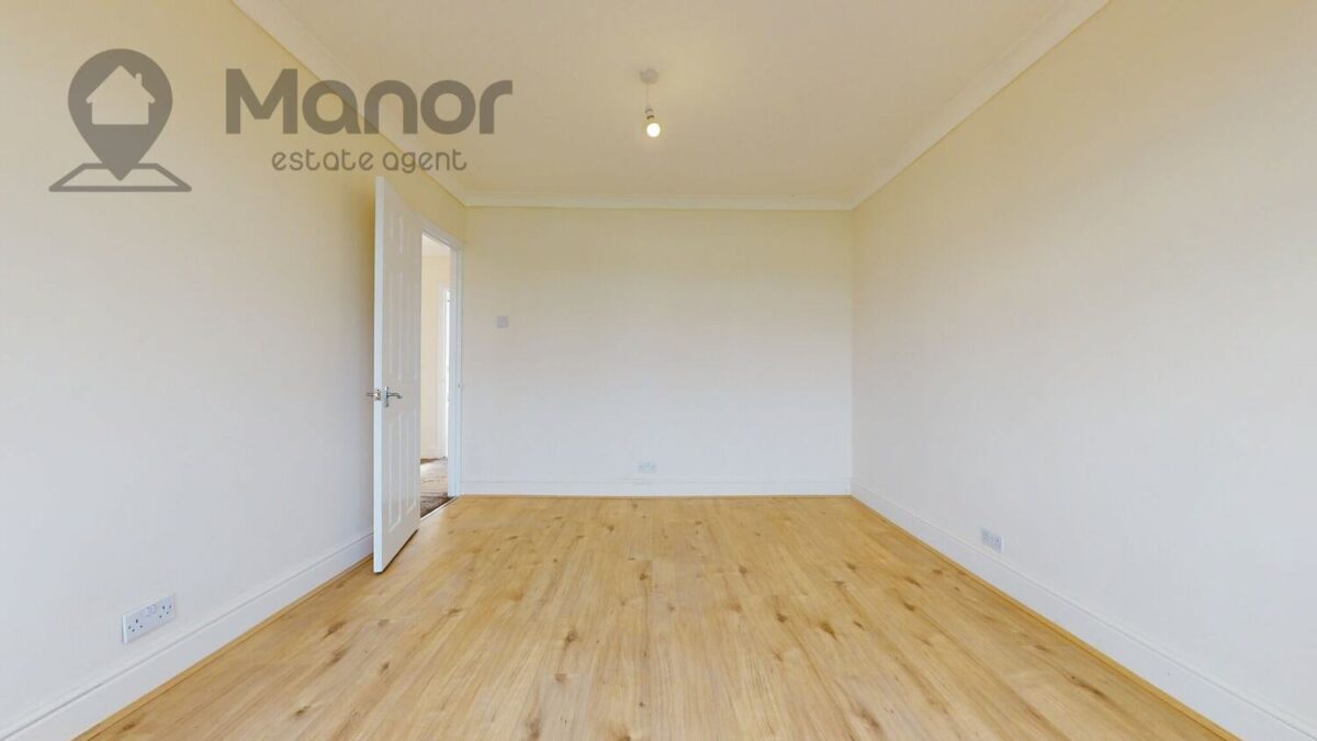 Holmesdale, Waltham Cross, EN8 8RA