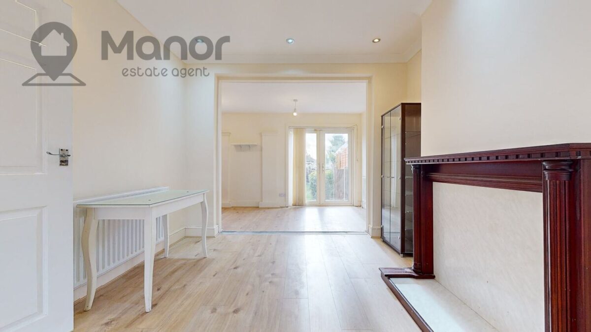 Holmesdale, Waltham Cross, EN8 8RA