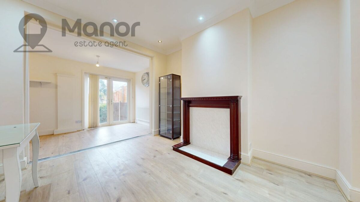 Holmesdale, Waltham Cross, EN8 8RA