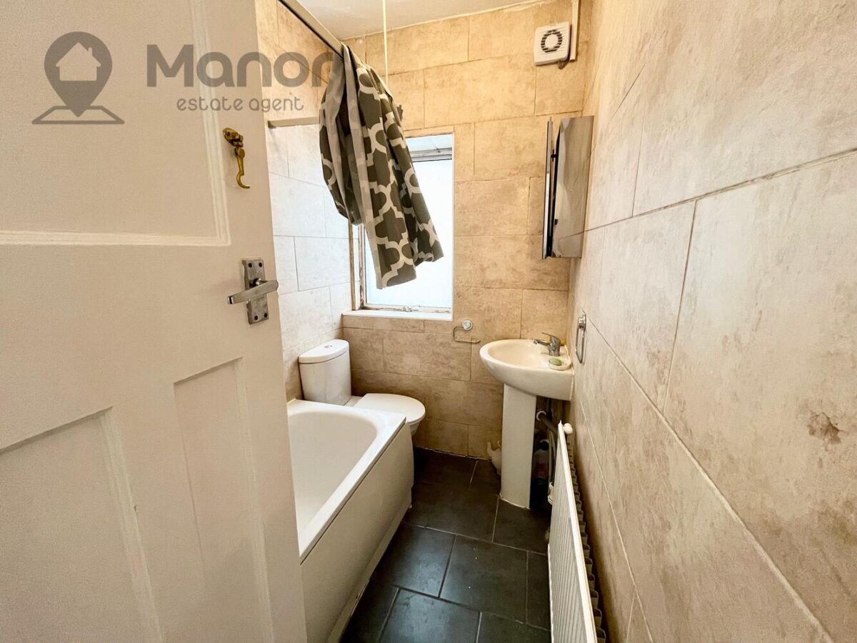 Roding Lane North, Woodford Green, IG8 8LJ