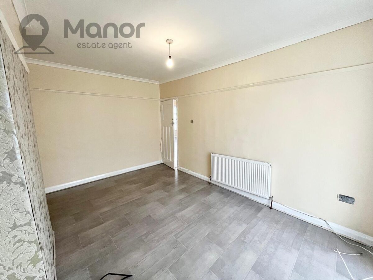 Roding Lane North, Woodford Green, IG8 8LJ