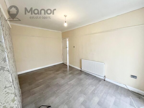 Roding Lane North, Woodford Green, IG8 8LJ