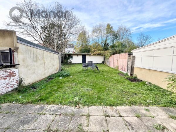Roding Lane North, Woodford Green, IG8 8LJ