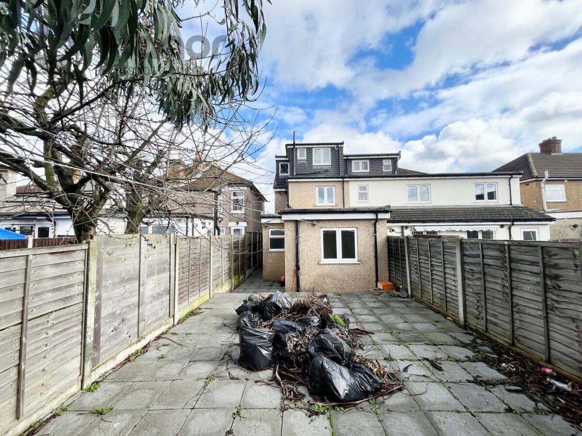 Whalebone Lane South, Dagenham, RM8 1AJ