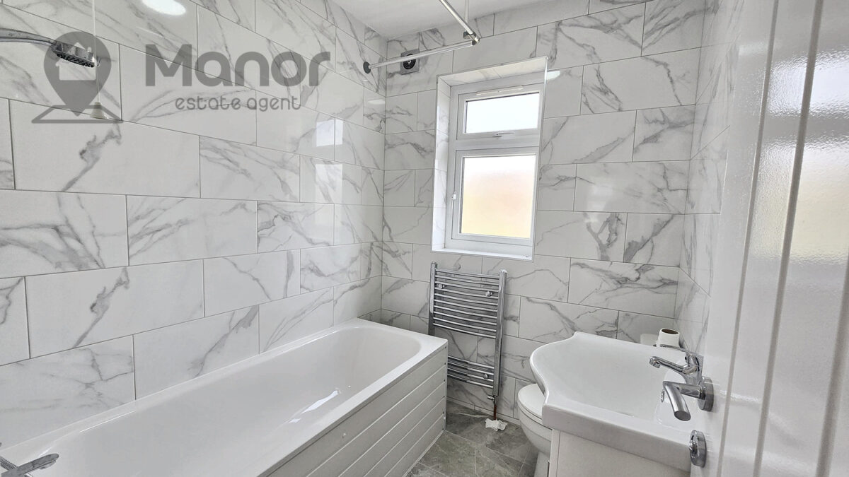 Queens Grove Road, Chingford, E4 7BT