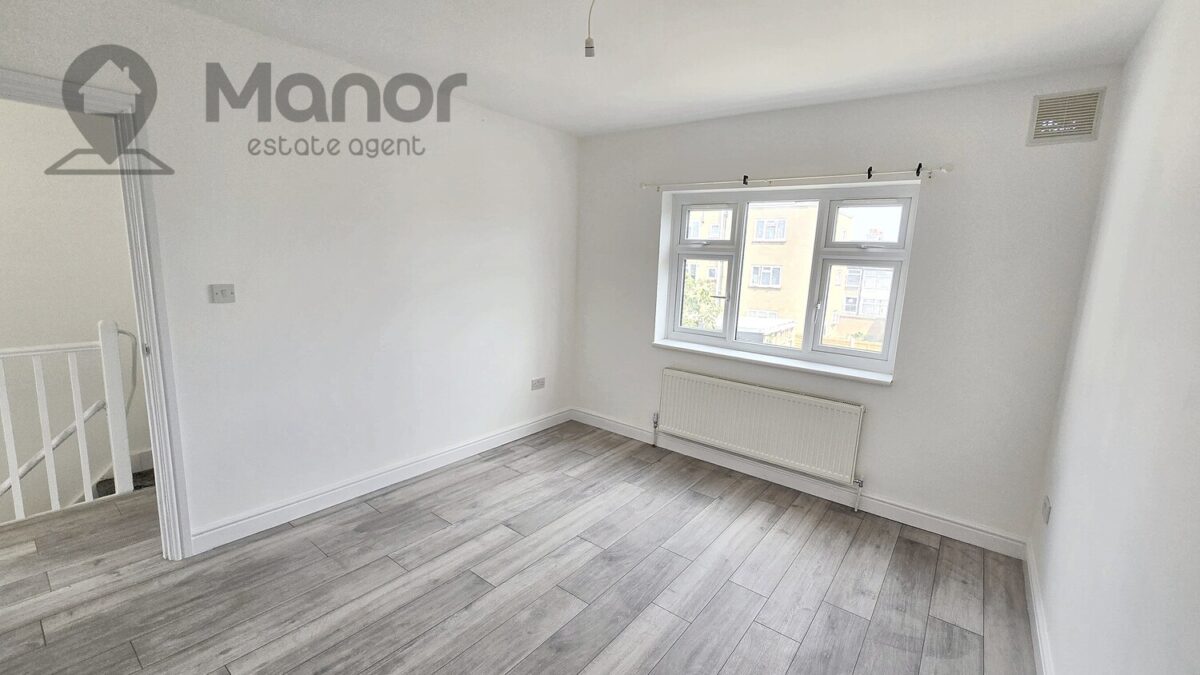 Queens Grove Road, Chingford, E4 7BT