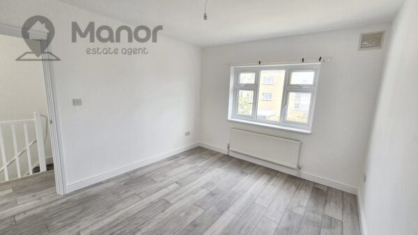 Queens Grove Road, Chingford, E4 7BT