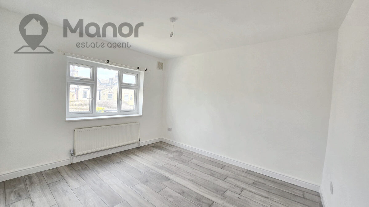 Queens Grove Road, Chingford, E4 7BT