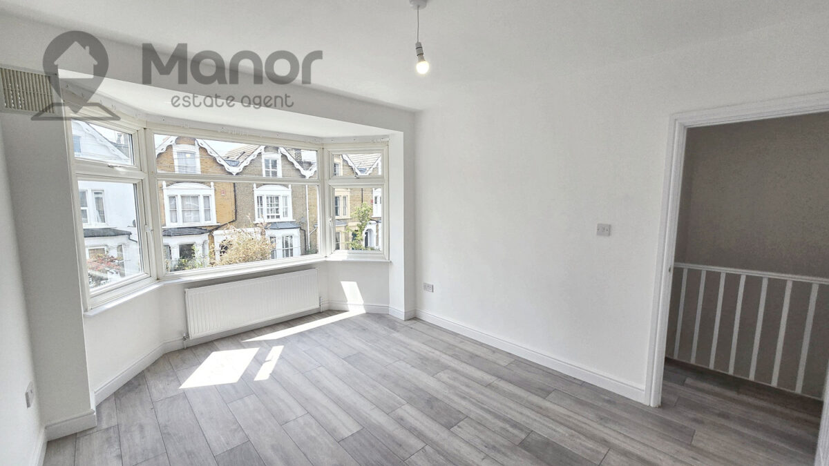 Queens Grove Road, Chingford, E4 7BT