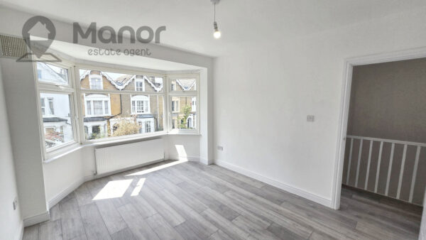 Queens Grove Road, Chingford, E4 7BT